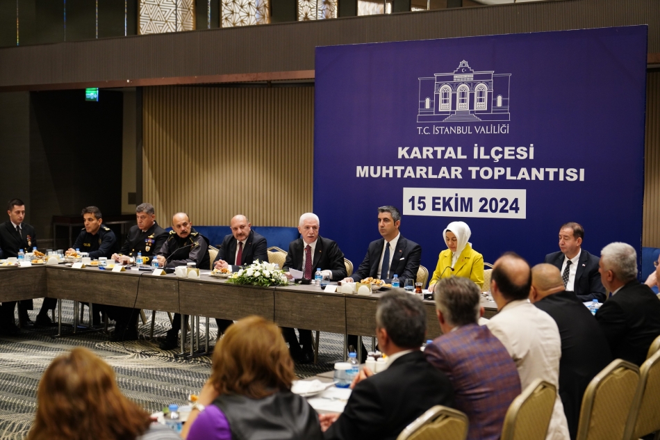 2024/10/1729035343_Istanbul_valisi_davut_gul_ve_baskan_gokhan_yuksel_kartalli_muhtarlarla_bir_araya_geldi_-1.jpg