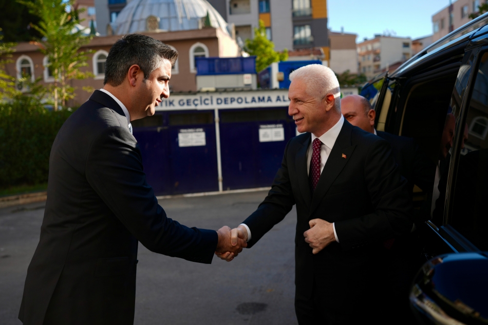 2024/10/1729035355_Istanbul_valisi_davut_gul_ve_baskan_gokhan_yuksel_kartalli_muhtarlarla_bir_araya_geldi_-4.jpg