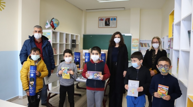 Kartal Belediyesi'nden Hesna Gündeş İlkokulu'na Kitap Bağışı