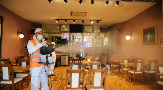Kartal Belediyesi tarafından kafe ve restoranlar dezenfekte ediliyor