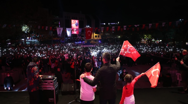 Kartal'da Cumhuriyet Bayramı kutlamaları Cem Adrian konseri ile zirve yaptı