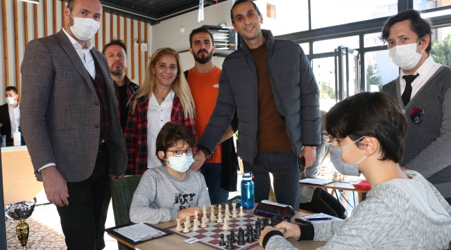 Kartal Belediyesi Cumhuriyet Kupası Satranç Turnuvası'nda hamleler yarıştı