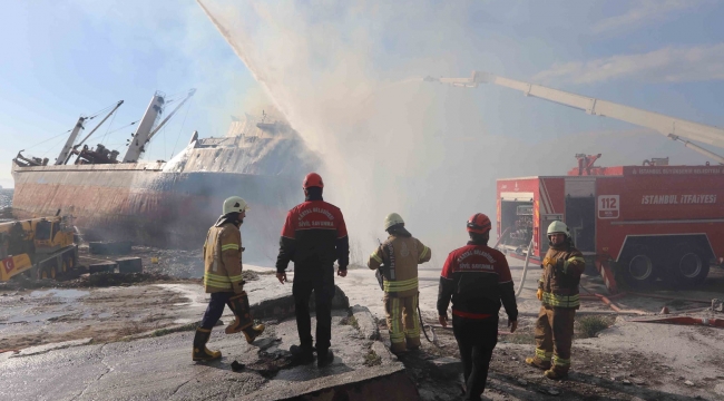Kartal Belediyesi'nden gemi yangınını söndürme çalışmalarına destek