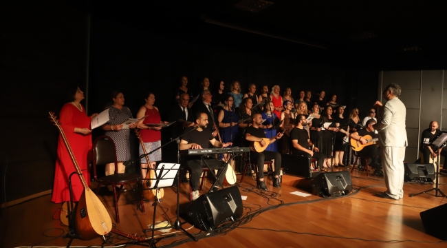 Kartal Belediyesi Türk Halk Müziği Korosu sezona solo konserle veda etti