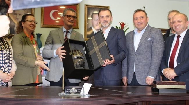  İstanbul 1. Bölge Milletvekili Adayı Erkan Kandemir AK Parti Kartal İlçe Başkanlığı'nı ziyaret etti. 