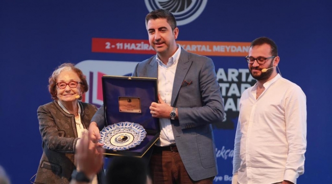 3. Kartal Kitap Fuarı'nda Yazar Gülten Dayıoğlu'na Onur Ödülü