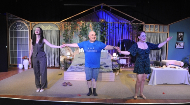 'Yatak Odası Sırları' Adlı Tiyatro Oyunu Kartal'da Sahnelendi