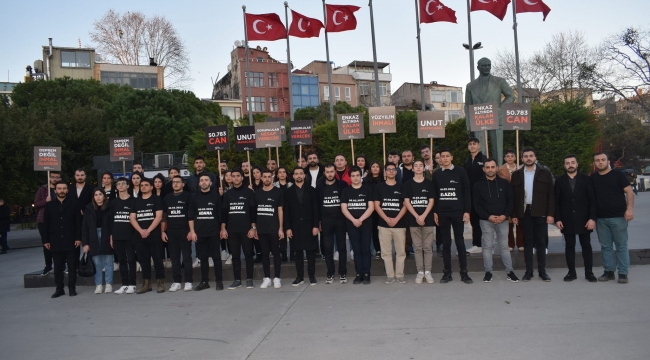 CHP Kartal İlçe gençlik kolları 6 Şubat depremlerinin birinci yılı anısına Kartal Meydanında bir basın açıklaması 
