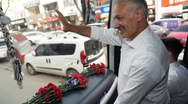 Kurum ve Karakaya, Kartal'da vatandaşları selamladı