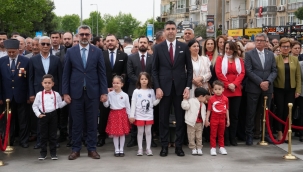 Başkan Gökhan Yüksel Atatürk Anıtı'na Çelenk Sundu