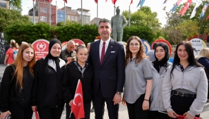 Kartal'da 19 Mayıs Törenleri Atatürk Anıtı'na Çelenk Sunumuyla Başladı